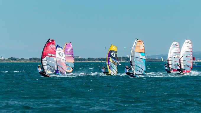 Avec sa voile rouge, Gaëtan est en tête de la course