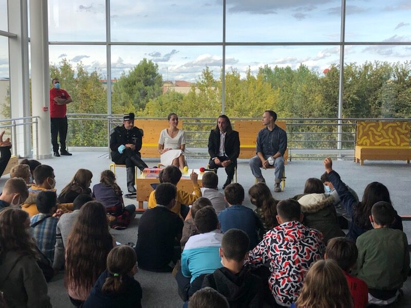 rencontre avec les comédiens dans le hall du Théâtre